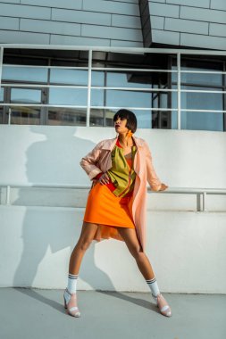 Genç çekici Bayan Photoshoot sırasında güveniyor