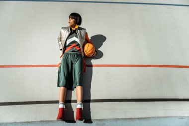 Basketbol topu ile koşu bandı üzerinde yalan bob saç kesimi ile otantik Bayan