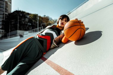 Esmer erkek moda görüntüleme yeşil giyinen