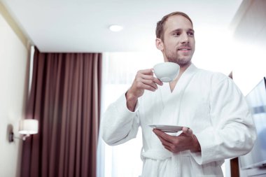 Yakışıklı işadamı duygu iyi çay içme sabah