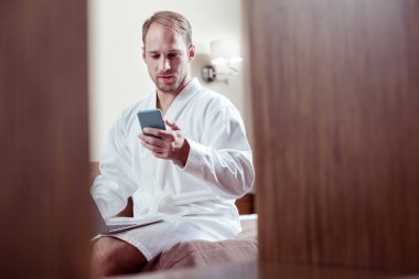 İş adamı karısından iş gezisine olurken çıkıyor