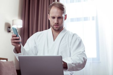 Toplantıdan önce ortağı ile görüntülü sohbet sahip iş adamı