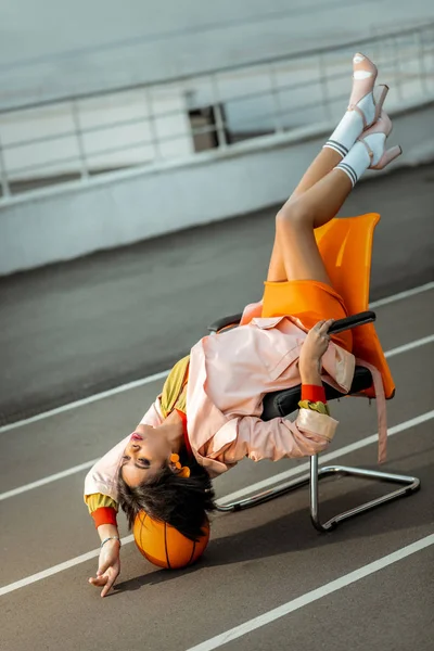 African American retro styled girl lying upside down — Stock Photo, Image