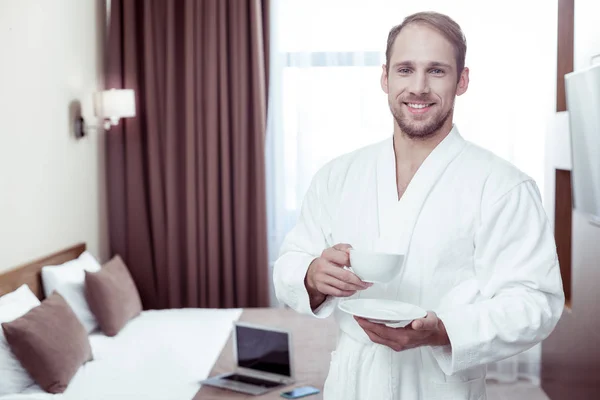 Bearded uomo dai capelli biondi in viaggio d'affari svegliarsi in camera d'albergo — Foto Stock