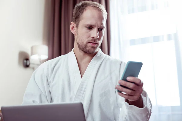 Primer plano del hombre de negocios sosteniendo mensajes de lectura de teléfono azul —  Fotos de Stock