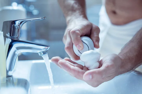 Top näkymä miesten kädet parranajo vaahto suihkun jälkeen — kuvapankkivalokuva