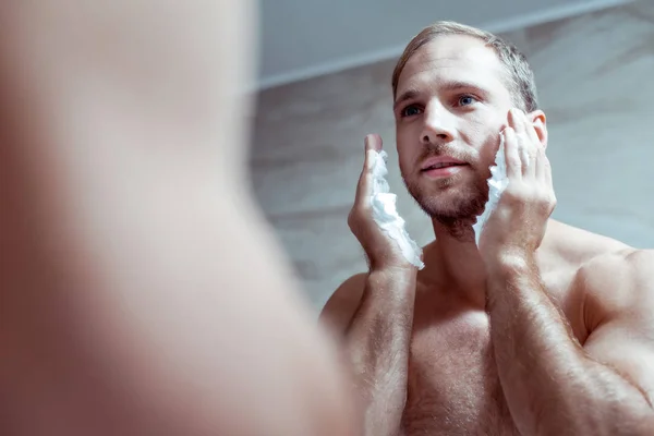 Pria bermata biru dengan tubuh otot yang bagus mencukur wajahnya di pagi hari — Stok Foto