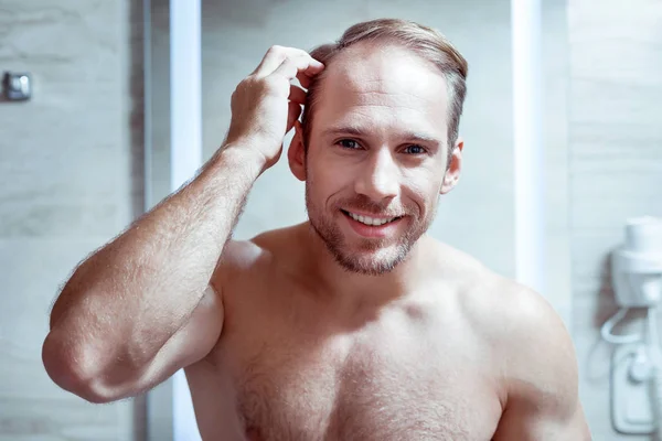 Homem de barba atlético sorridente sentindo-se alegre depois de acordar de manhã — Fotografia de Stock