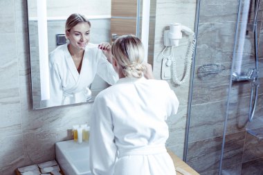 Yatmadan önce diş fırçalama beyaz bornoz giyen kadın