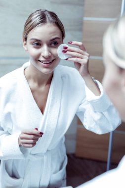 Mavi gözlü işkadını onun kozmetik yüzünden işten sonra kaldırma