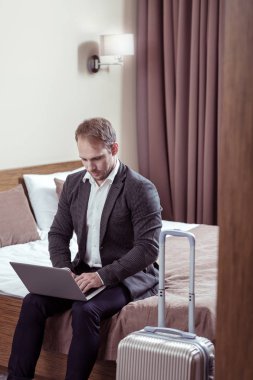 Otel odasını terk etmeden önce onun laptop çalışma iş adamı