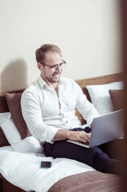 Sakallı adam karısı ile video sohbet yaparken gülümseyen gülen