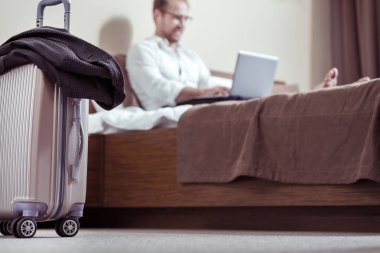 Sakallı işadamı kare ceketini onun Bagaj koyarak