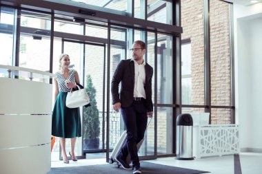 Zengin işadamı Bagaj otele alarak birkaç