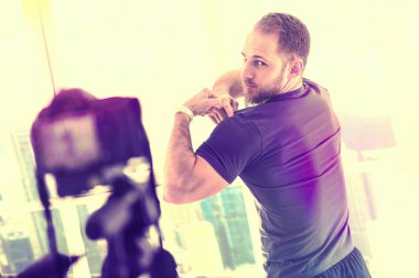 Kamera önünde kas gösterilen güçlü sporcu