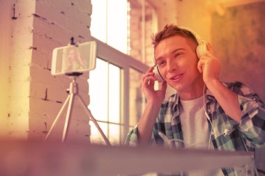 Gülümseyen çocuk yaptığı telefon video kayıt