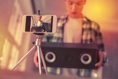 Fotoğraf makinesinde baktılar genç adam tartışırken müzik hoparlör