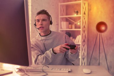 Yakışıklı öğrenci onun bilgisayar ile eğleniyor