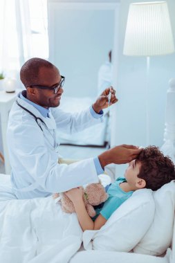 Pozitif hoş doktor vücut termometresi holding