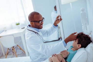 Akıllı erkek Doktor hastanın ateşi kontrol