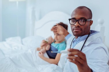 Güzel akıllı Doktor Genç hastasını tedavi