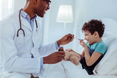 Pozitif güzel çocuk doktoru onun genç hasta besleme