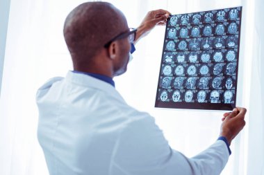 Bir x-ışını görüntü denetimi akıllı güzel doktor