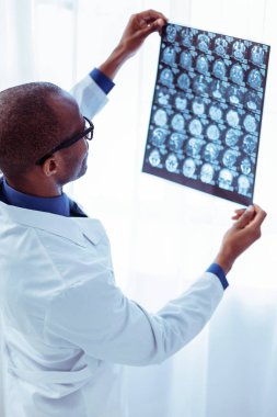 Onun bu işle olumlu güzel erkek doktor