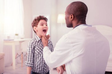 Genç yakışıklı Doktor önünde duran