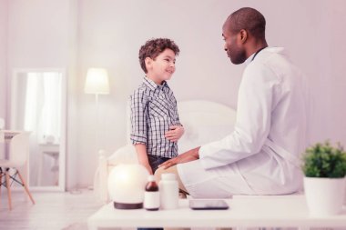 Neşeli sevimli çocuk midesi işaret