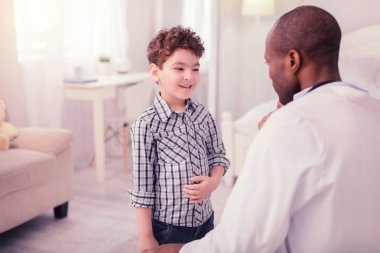 Doktora gülümseyen pozitif sevimli çocuk