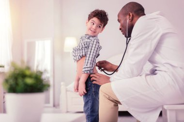 Neşeli yakışıklı doktoru dönüm
