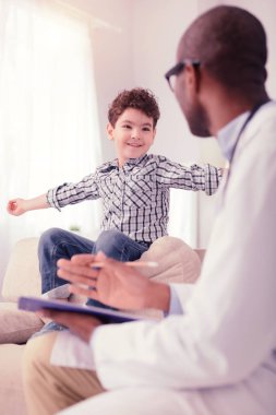 Doktorla konuşmak pozitif sevimli çocuk