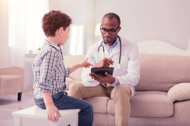 Akıllı akıllı Doktor onun dijital cihaz tutan