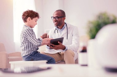 Güzel neşeli çocuk doktoru konuşuyor