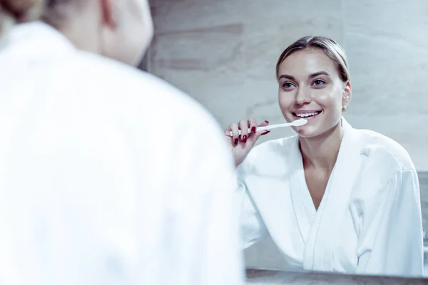Strålande kvinna med röd nailart holding tandborste borsta hennes tänder — Stockfoto