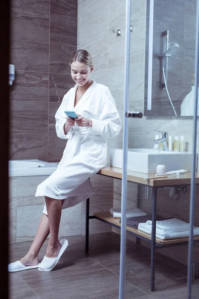 Pie Baño Hermosa Mujer Con Albornoz Blanco Usando Teléfono Pie —  Fotos de Stock