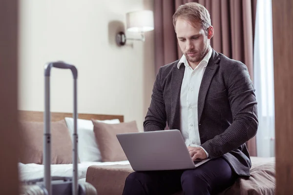 Skäggiga blont affärsman klädd i kostym med sin laptop — Stockfoto