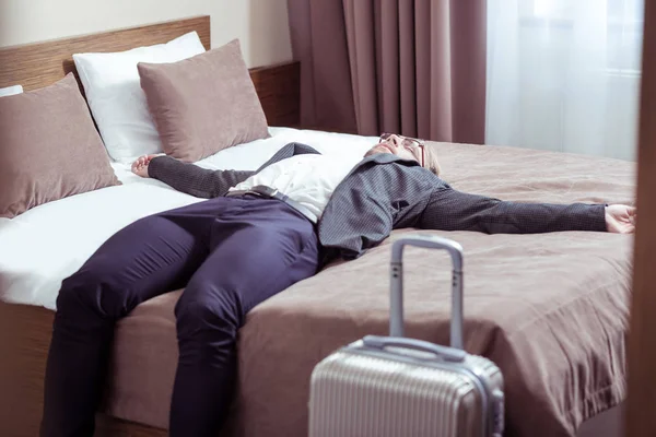 Un om de afaceri cu părul blond a dormit înainte de a merge la aeroport — Fotografie, imagine de stoc