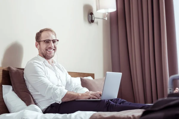 Χαρούμενα επιχειρηματίας φοράει σκούρο παντελόνι και λευκό πουκάμισο στο δωμάτιο του ξενοδοχείου — Φωτογραφία Αρχείου