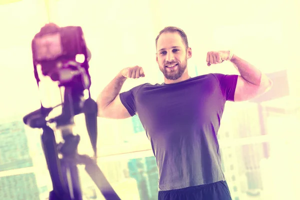 Hombre atractivo fuerte mostrando músculos delante de la cámara — Foto de Stock