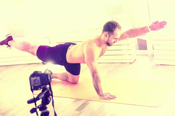 Forte bom homem se exercitando no chão na frente da câmera — Fotografia de Stock