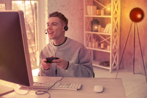 Adolescente jogando jogos de batalha de vídeo em casa — Fotografia de Stock