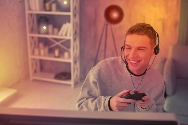 Молодой человек использовал геймпад для видеоигры — стоковое фото