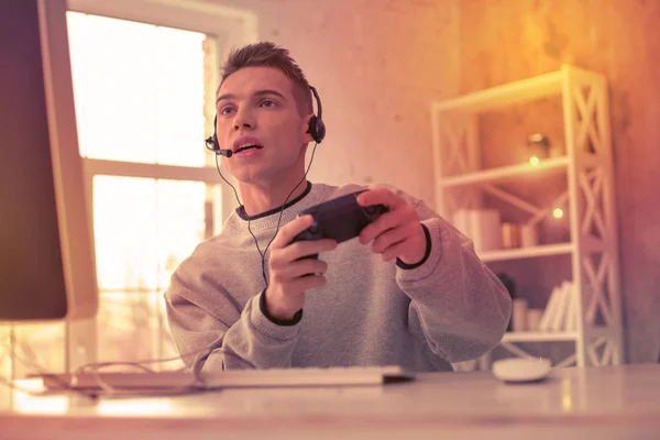 Engagierter Spieler, der sich auf das Videospiel konzentriert — Stockfoto