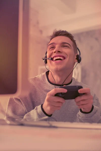 Kurzhaariger Spieler lächelt beim Spielen offen — Stockfoto