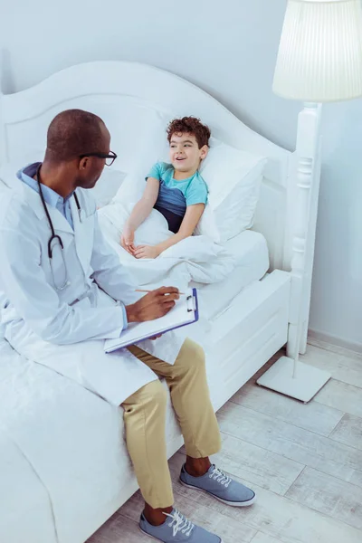 Bom médico agradável falando com seu paciente — Fotografia de Stock