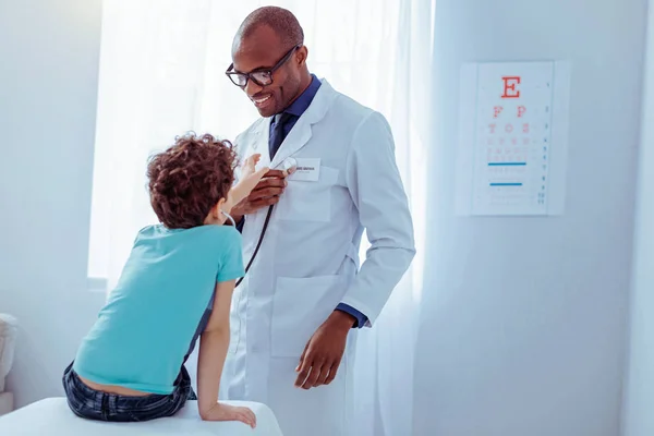 Schattige nieuwsgierig jongen willen nemen een stethoscoop — Stockfoto