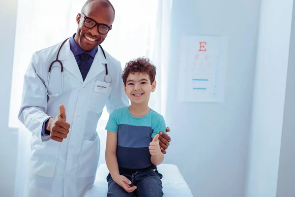 Médico feliz alegre e paciente mostrando gestos OK — Fotografia de Stock