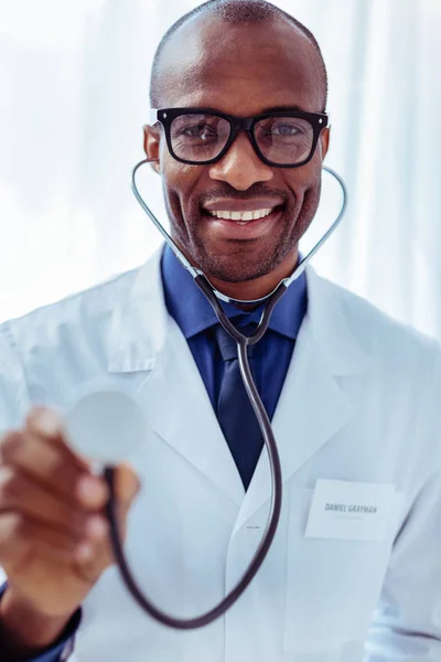 Retrato de un buen médico profesional experto — Foto de Stock